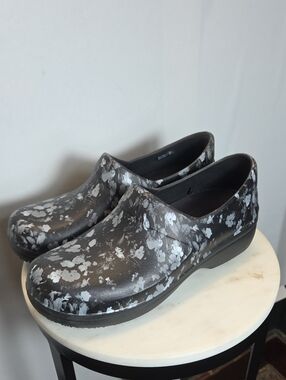 CROCS Black Floral-Print Platform Clogs Size 10
